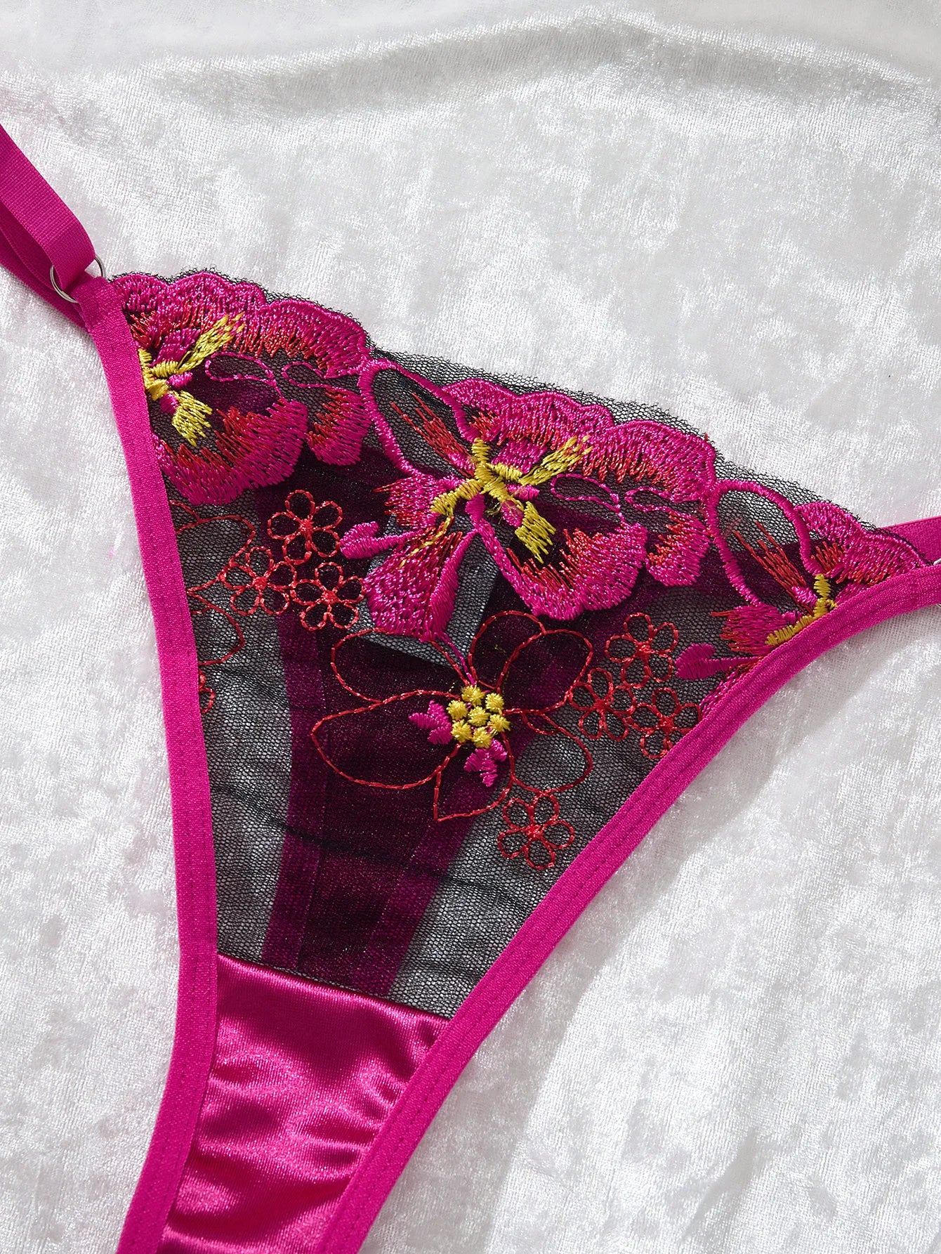 A set of sexy rose-red lingerie, including a bra and panties with daisy patterns, as well as a comfortable home-style ZA825147