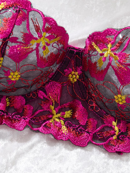 A set of sexy rose-red lingerie, including a bra and panties with daisy patterns, as well as a comfortable home-style ZA825147