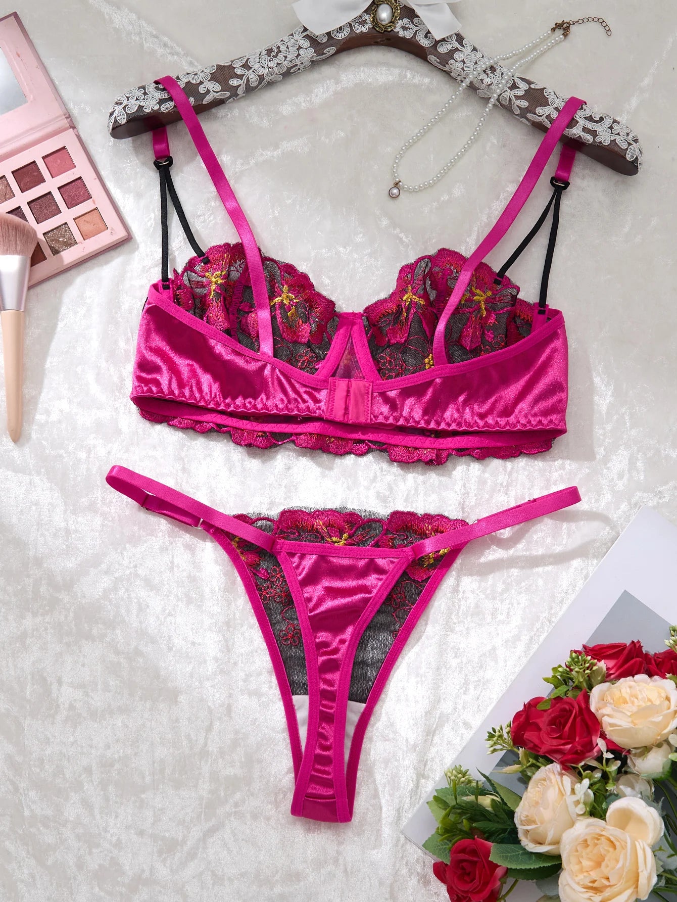 A set of sexy rose-red lingerie, including a bra and panties with daisy patterns, as well as a comfortable home-style ZA825147