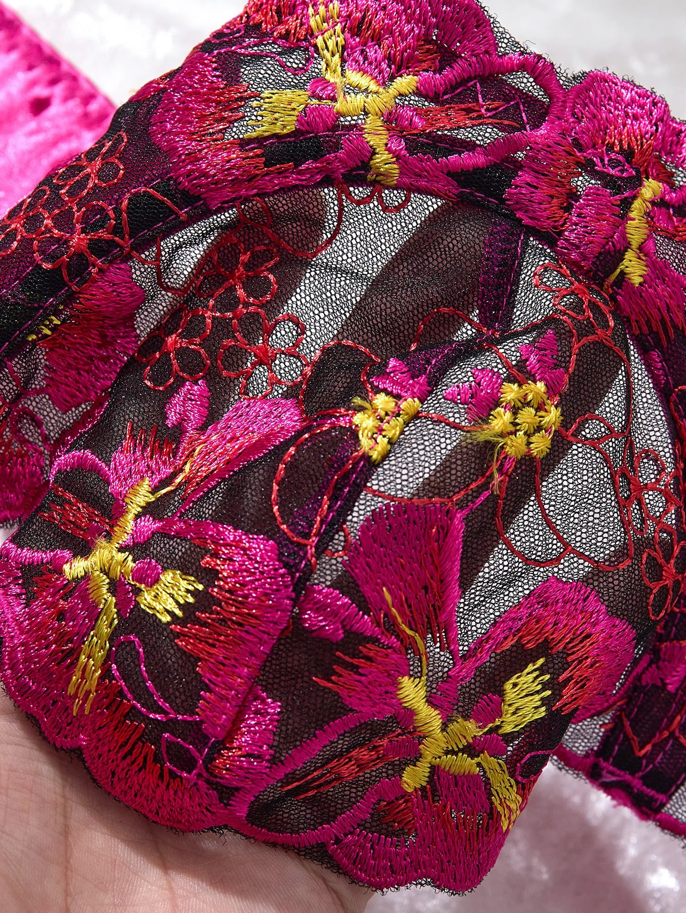 A set of sexy rose-red lingerie, including a bra and panties with daisy patterns, as well as a comfortable home-style ZA825147