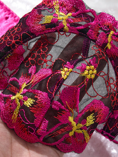 A set of sexy rose-red lingerie, including a bra and panties with daisy patterns, as well as a comfortable home-style ZA825147