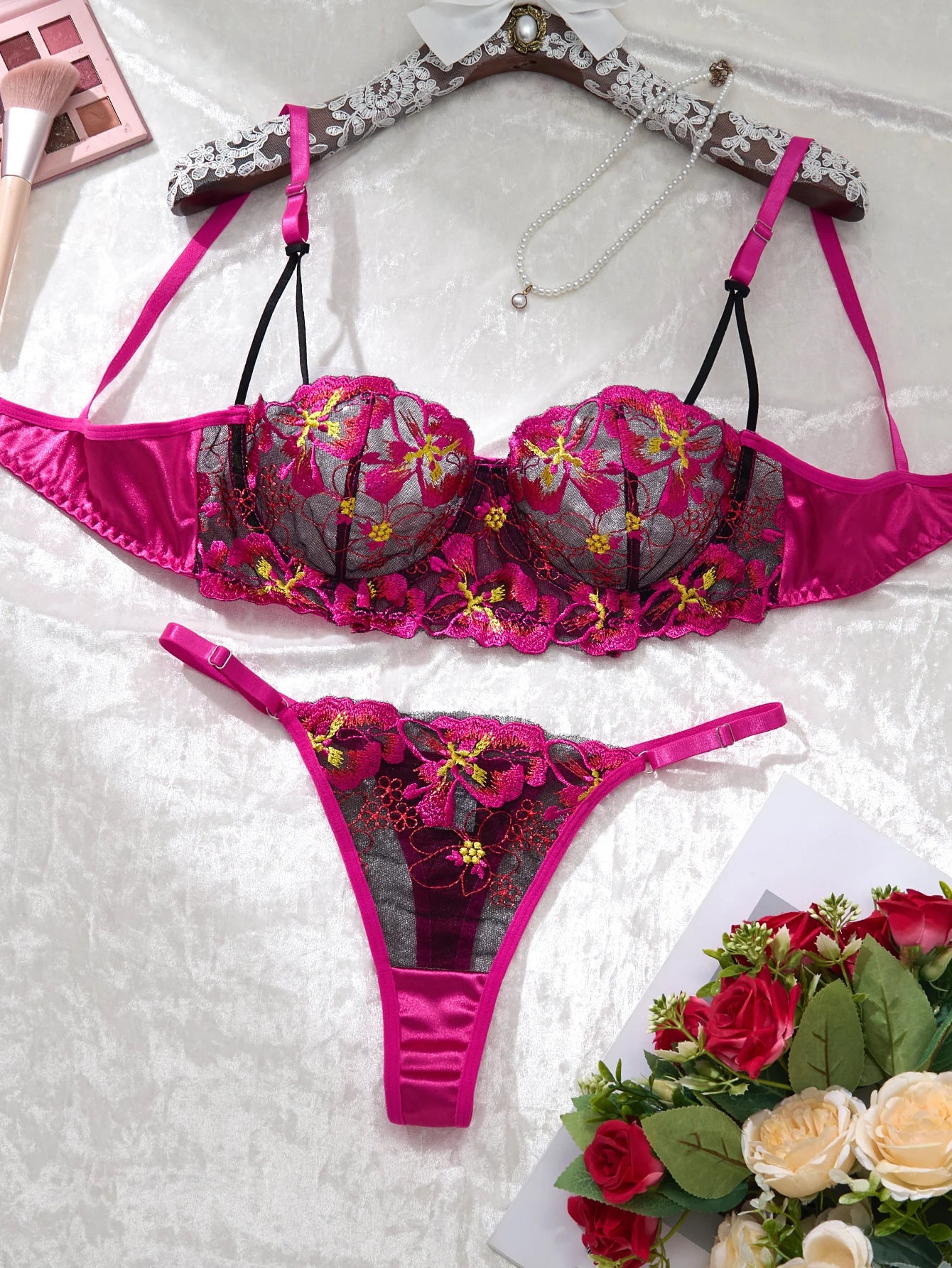 A set of sexy rose-red lingerie, including a bra and panties with daisy patterns, as well as a comfortable home-style ZA825147